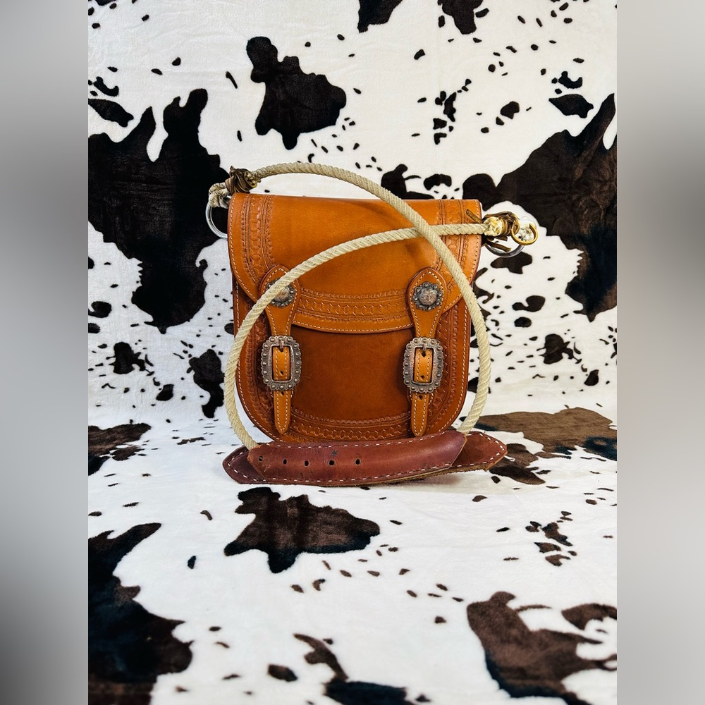 “Rope me up” is the name of this purse